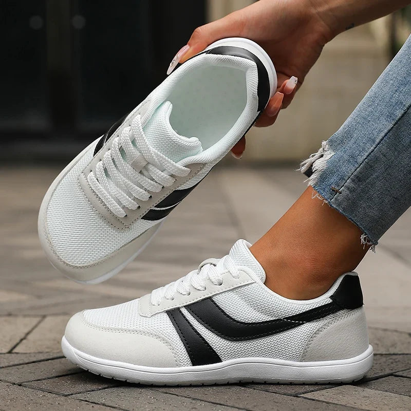 Flexible Sohle der schwarzen Damen Barfußschuhe. Flach, rutschfest für ein natürliches Barfußgefühl.