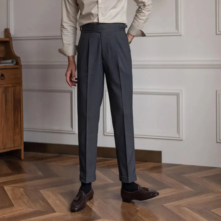Stylische Herrenhose im Vintage-Look, Anzughose-Qualität, in Khaki für Business & Freizeit.