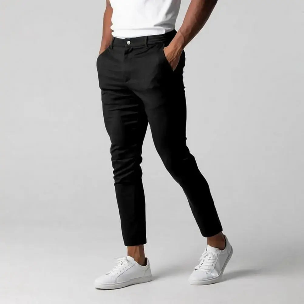 Moderne, schmale Herrenhose in Schwarz, die Komfort und Stil vereint. Dehnbare Business- oder Freizeithose.