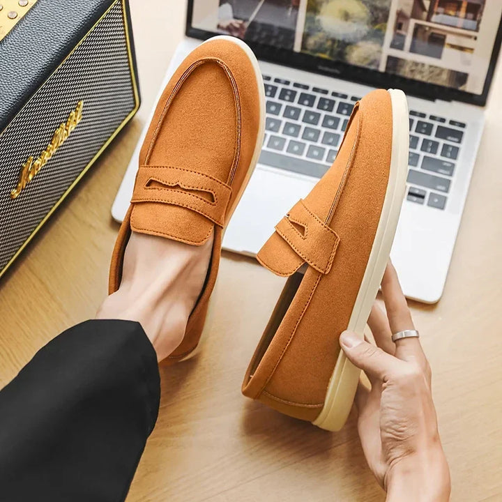Braune Herren Slipper, bequeme und stilvolle Freizeitschuhe für den modernen Mann.