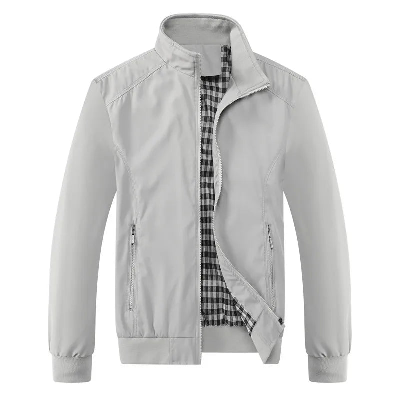 Herren Stehkragenjacke, leicht wasserabweisend. Eine moderne und bequeme Übergangsjacke für Herbstoutfits.