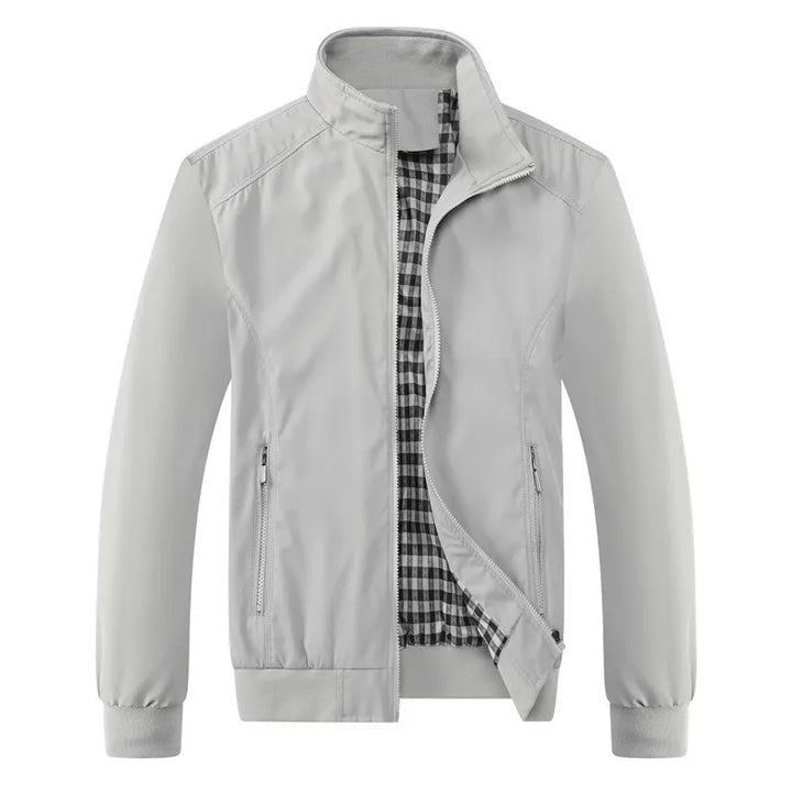 Herren Stehkragenjacke, leicht wasserabweisend. Eine moderne und bequeme Übergangsjacke für Herbstoutfits.