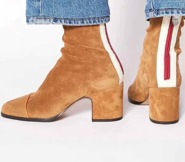 Moderne Damen Stiefeletten mit Blockabsatz & Karree Zehe; vereint Eleganz & Komfort für den Winter.