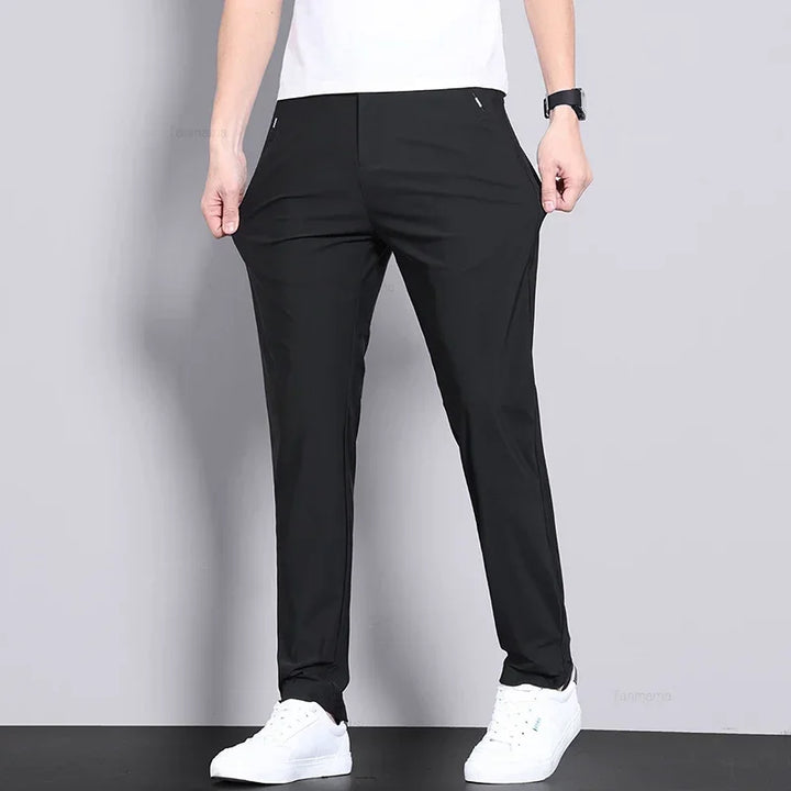 Bequeme leichte Sommerhose für Herren, ideal für warme Tage und entspannte Freizeit-Looks.
