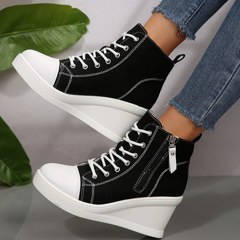 Stylische Damen Keil-Sneaker in Schwarz, mit praktischem Reißverschluss und Schnürung.