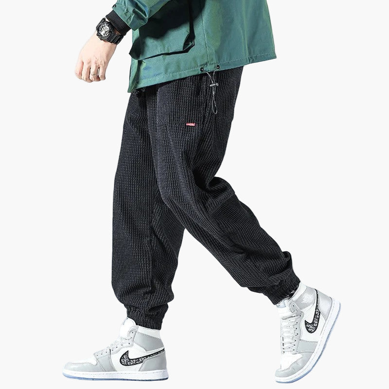 Stylische Herrenhose im Streetwear-Look, verbindet Komfort mit aktuellem Trend. Ein Must-have für moderne Herrenmode.