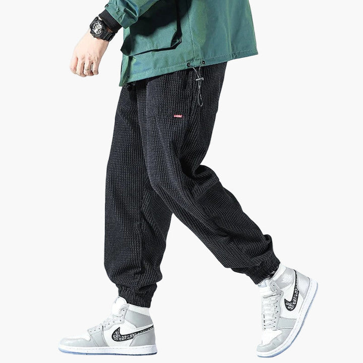 Stylische Herrenhose im Streetwear-Look, verbindet Komfort mit aktuellem Trend. Ein Must-have für moderne Herrenmode.