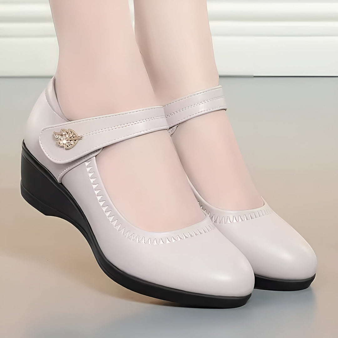 Elegante Damen Keilabsatzschuhe mit Fesselriemen. Modische Businessschuhe für stilvolle Auftritte.