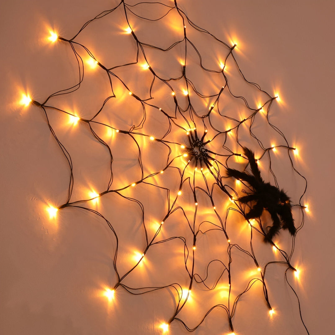 Halloween Spinnennetzlicht als Fensterdekoration. Stimmungsvolle LED Lichter für die gruselige Saison.