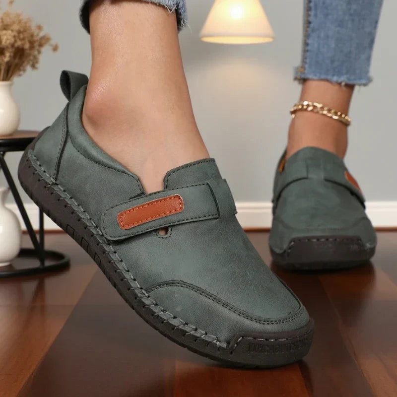 Elegante Damen Mokassins mit Klettverschluss für sicheren Halt. Bequeme und flexible Damenschuhe.