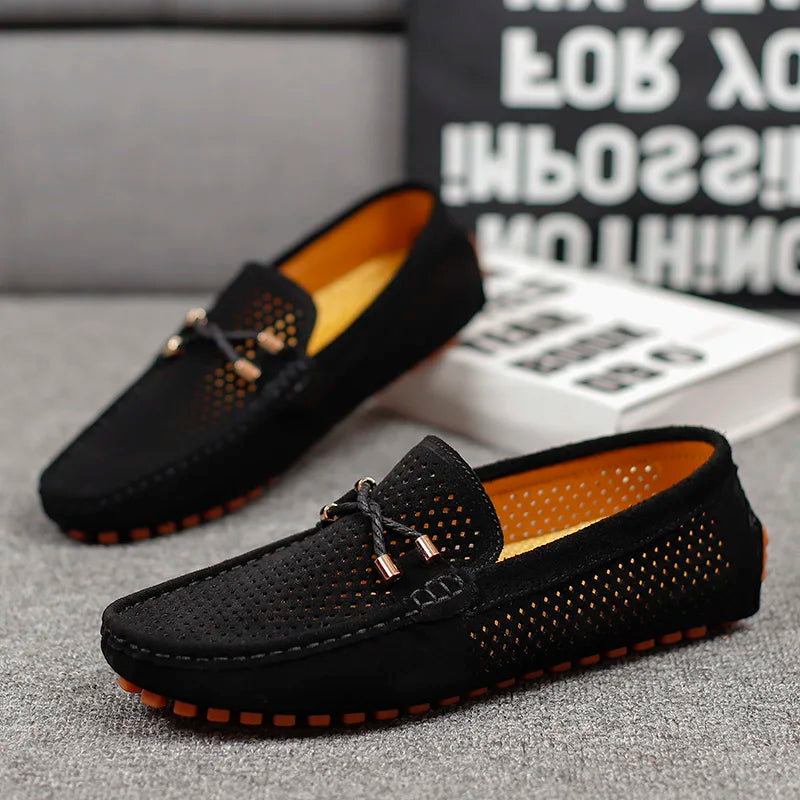 Herren Slip-On Slipper, perforiert und elegant, ideal für Spaziergänge, Büro und Freizeit.