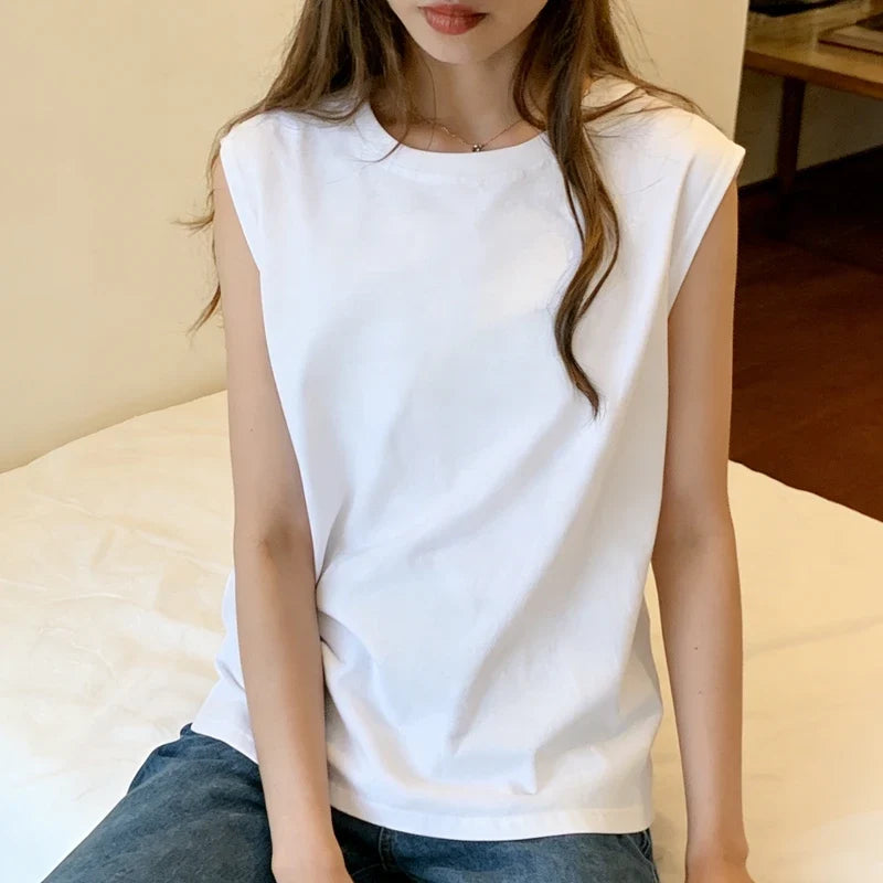 Schwarzes Damen Tanktop, ärmellos und stretchig, perfekt für bequeme Freizeit-Looks im Sommer.