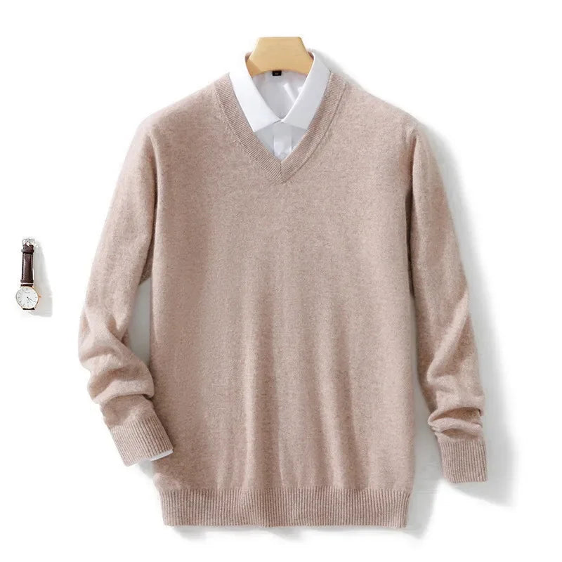 Nahaufnahme: Detail des V-Ausschnitts am eleganten Herren Strickpullover. Feiner Strick, perfekt für den Herbst.