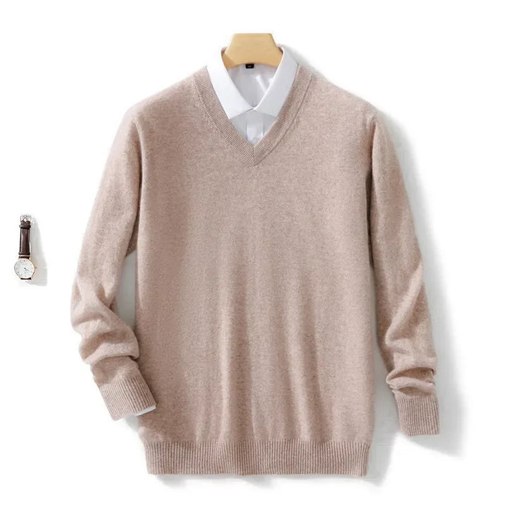 Nahaufnahme: Detail des V-Ausschnitts am eleganten Herren Strickpullover. Feiner Strick, perfekt für den Herbst.