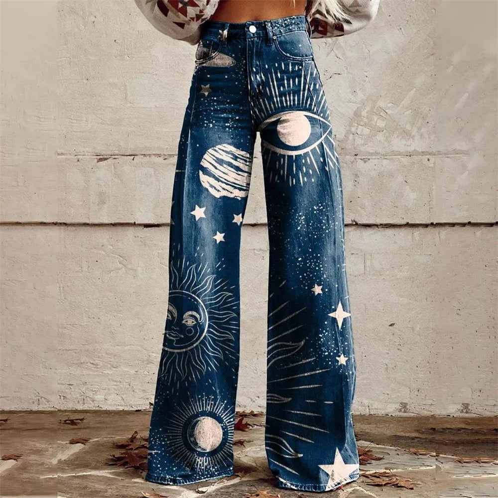 Komfortable Damen Schlagjeans mit hohem Bund. Farbige bedruckte Flare Jeans für modernen Streetwear-Stil.
