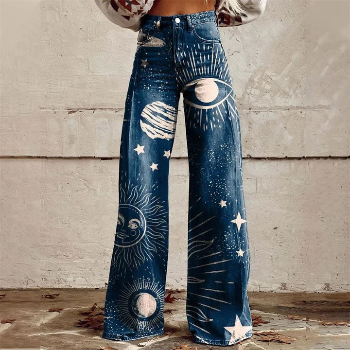 Komfortable Damen Schlagjeans mit hohem Bund. Farbige bedruckte Flare Jeans für modernen Streetwear-Stil.