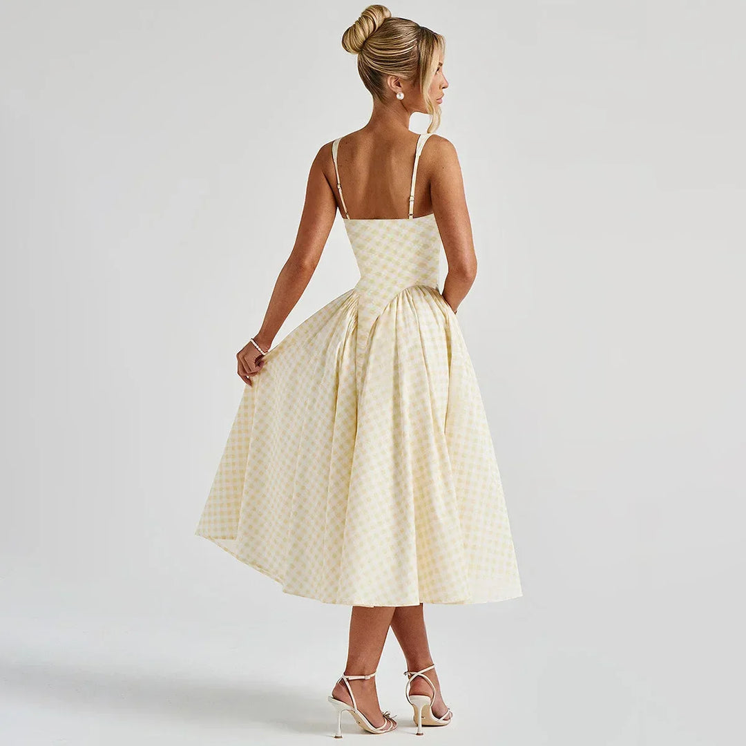 Damen Maxikleid mit Karomuster in fließender A-Linie. Elegantes Sommerkleid mit verstellbaren Trägern für Komfort.