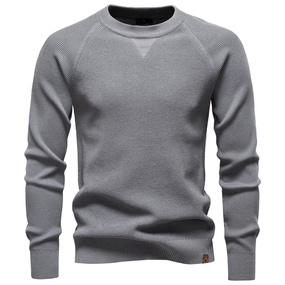 Weicher Herren Pullover mit Rundhalsausschnitt und Raglan-Ärmeln für maximalen Tragekomfort im Alltag.