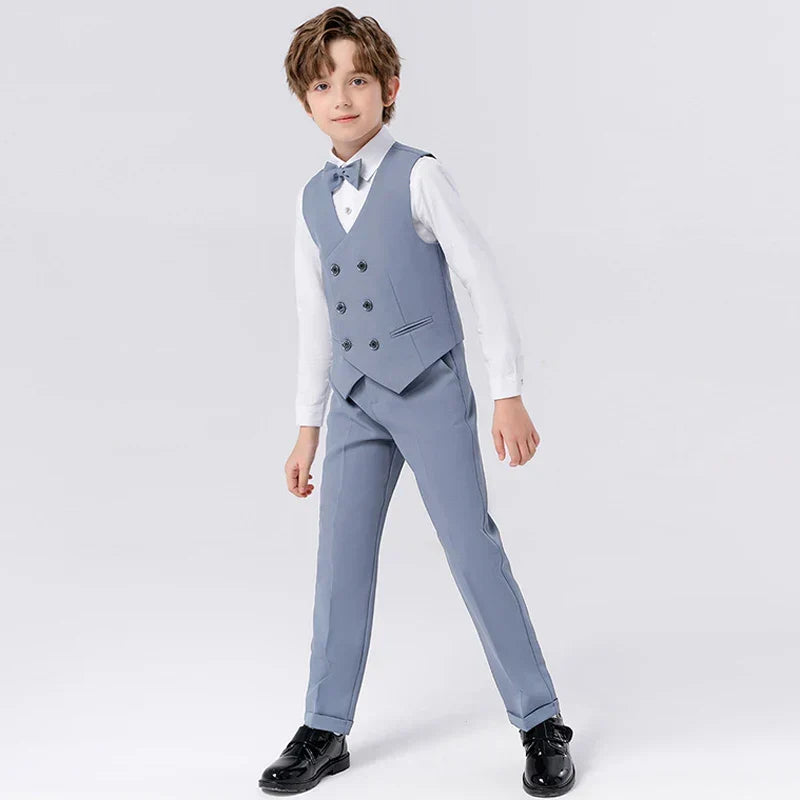 Nahaufnahme: Hochwertiger Jungen Blazer & stilvolle Fliege des 4-teiligen festlichen Smoking Sets für Kinder.