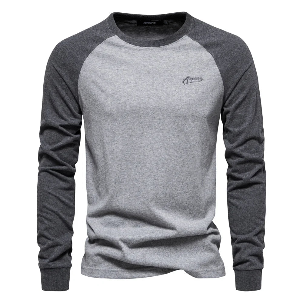 Grünes Herren Langarmshirt Slim Fit für den Herbst, modern geschnitten, perfekt für komfortable Casual-Herrenmode.
