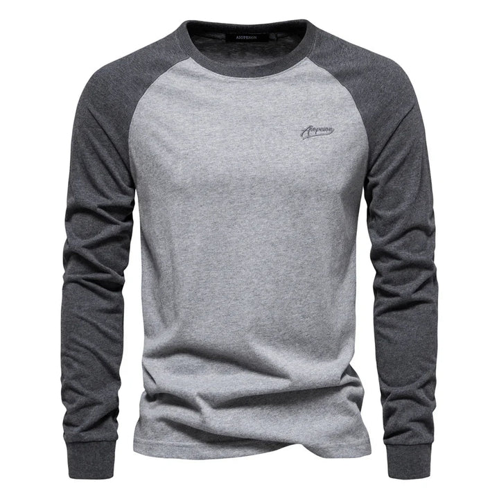 Grünes Herren Langarmshirt Slim Fit für den Herbst, modern geschnitten, perfekt für komfortable Casual-Herrenmode.