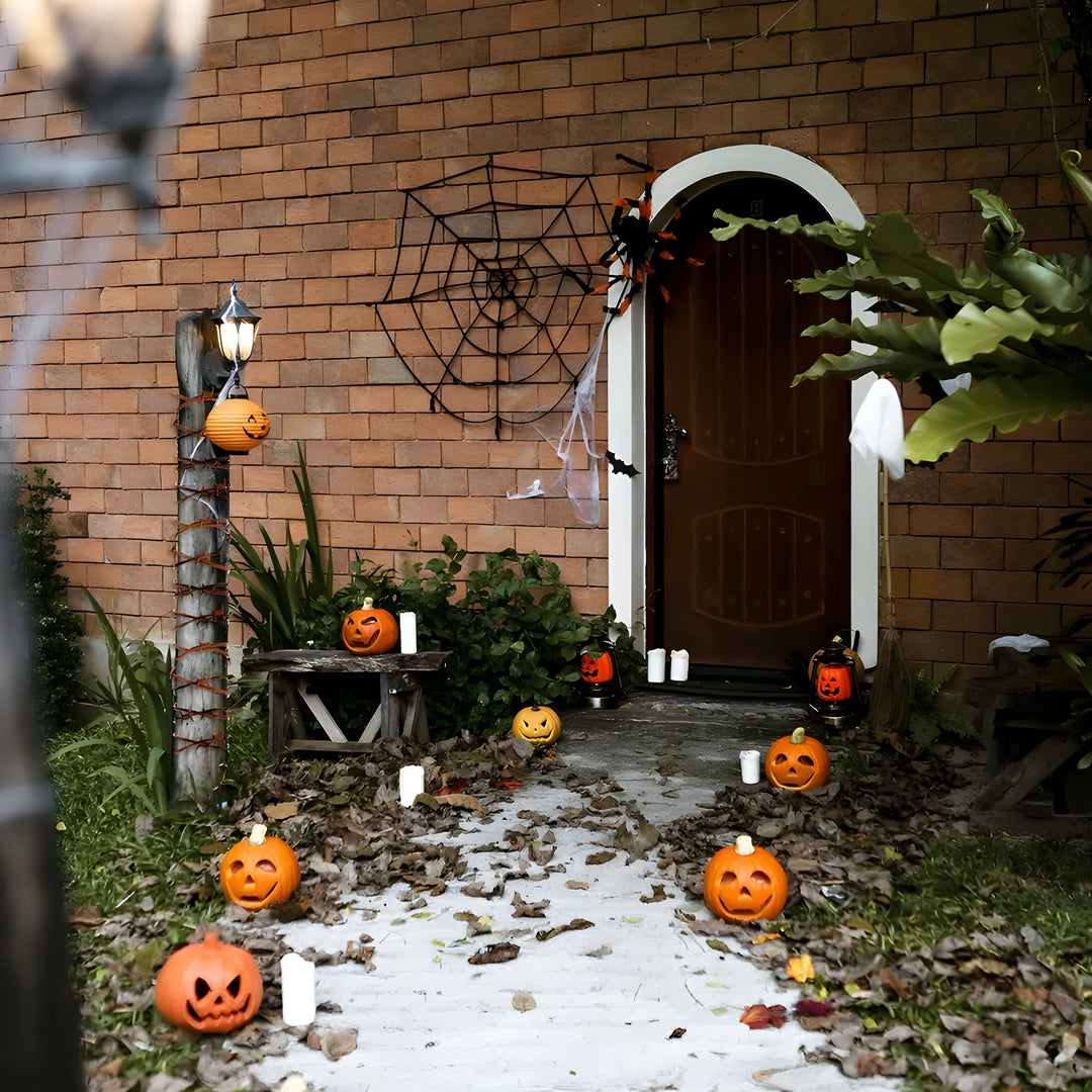 Gruseliger Halloween Drahtzaun im detaillierten Rostlook. Schafft authentisches Spukhaus-Flair im Garten.