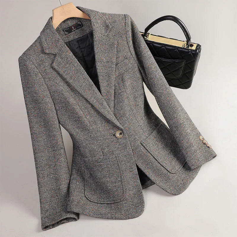 Damenblazer mit edlem Fischgrätmuster. Modische Herbstjacke für einen stilvollen Auftritt.