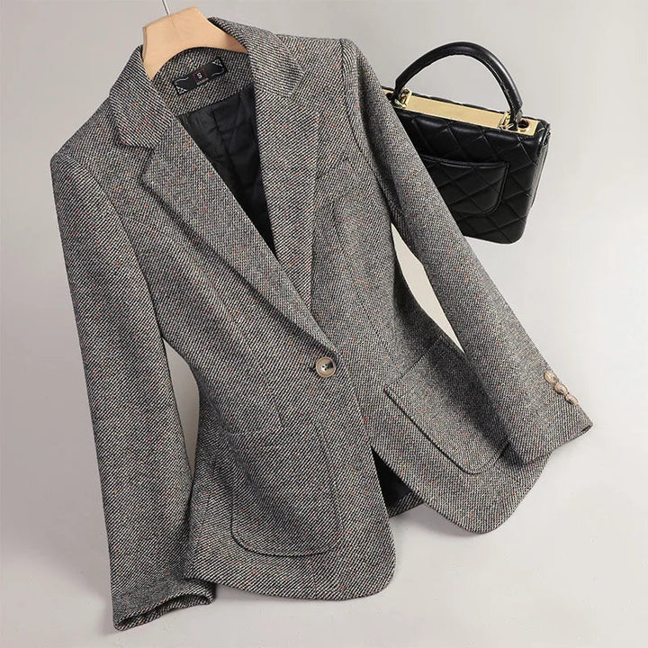 Damenblazer mit edlem Fischgrätmuster. Modische Herbstjacke für einen stilvollen Auftritt.