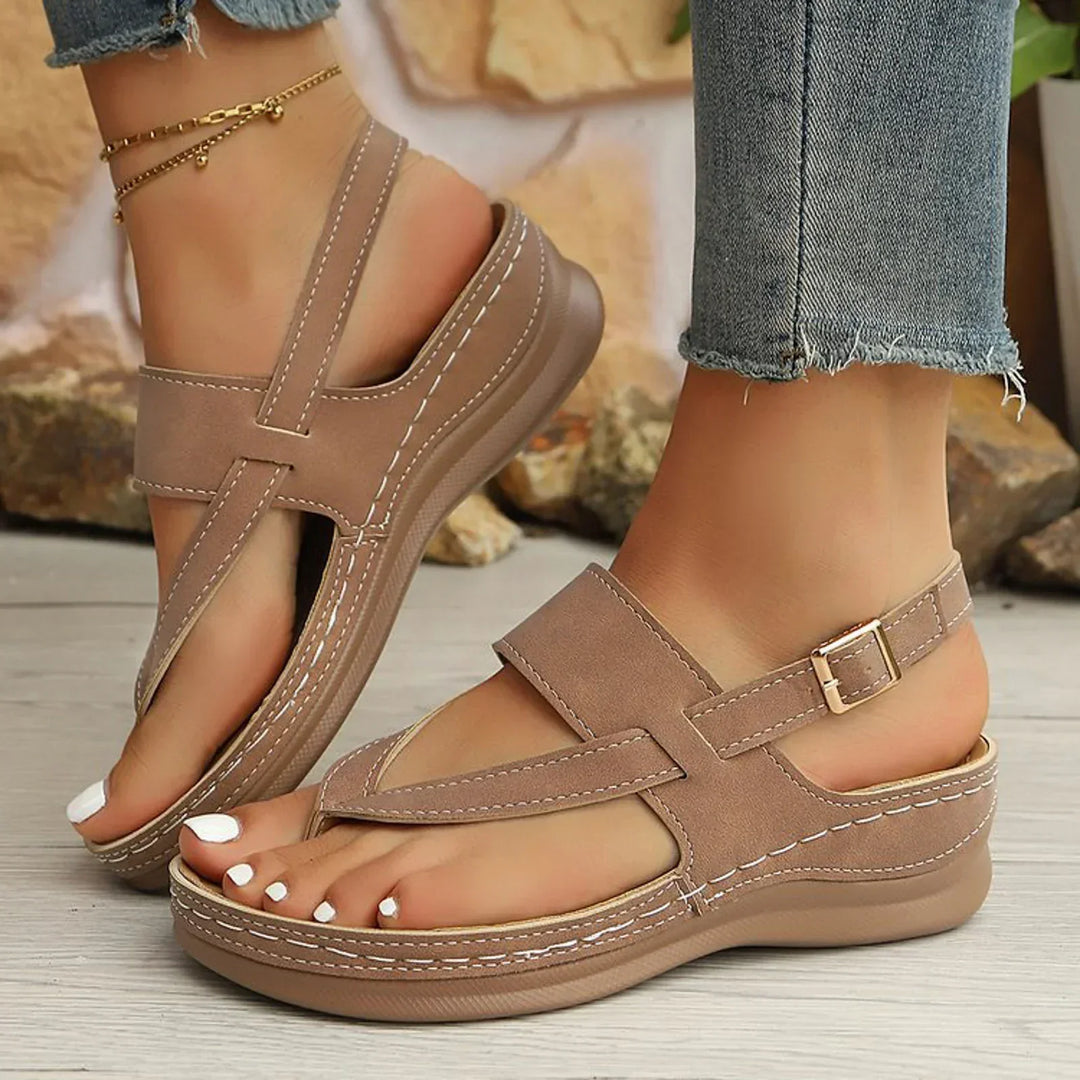 Stylische Damensandalen: Bequeme Plateausandalen mit breiten Riemen & dicker Sohle für den Alltag.