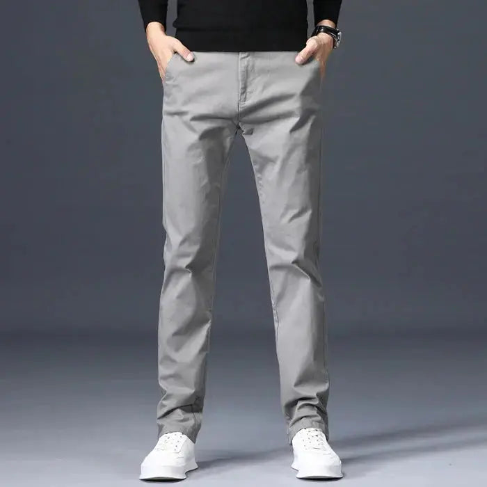 Bequeme Herrenhose gerade geschnitten, vielseitig einsetzbar für elegante Business- und entspannte Freizeit-Outfits.