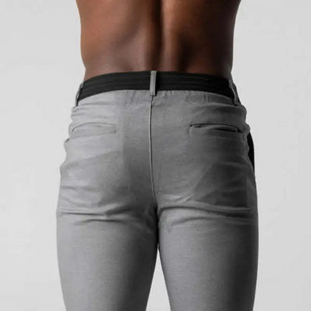 Graue, dehnbare Herrenhose mit Slim Fit für ganzjährigen Komfort. Stilvolle, schmale Hose, ideal für jeden Anlass.
