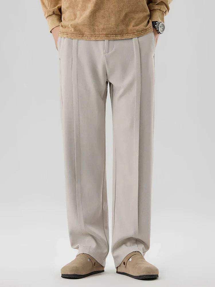 Detailansicht des elastischen Bundes an der eleganten Herren Bundfaltenhose mit geradem Bein.