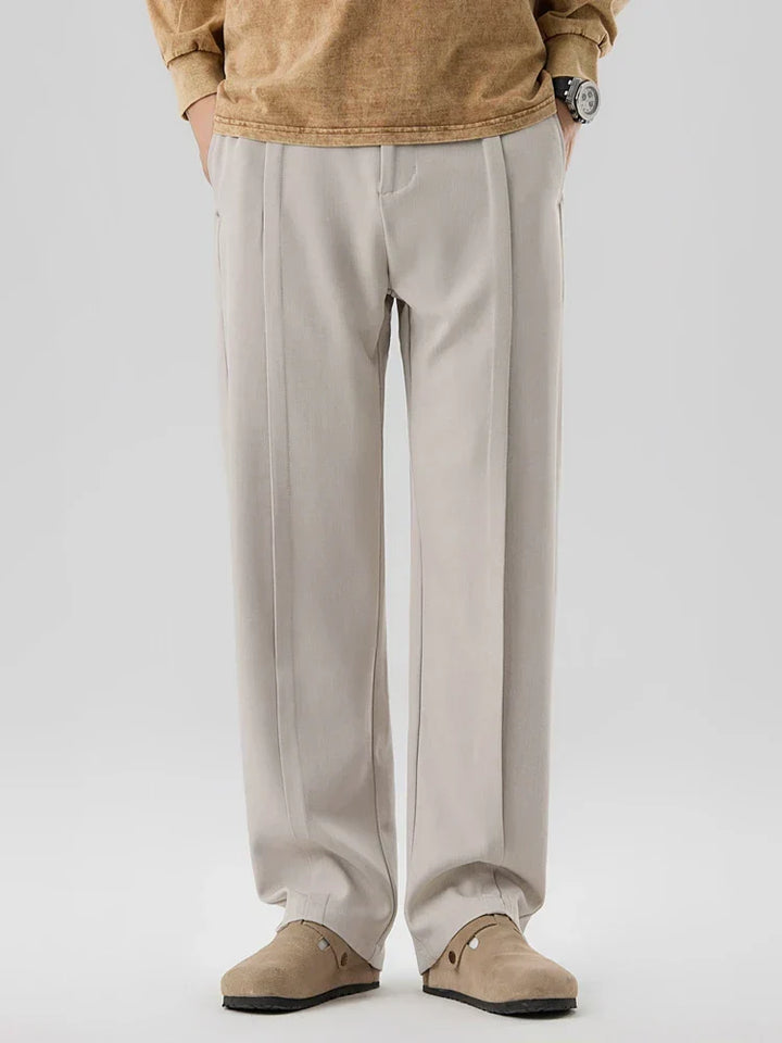 Detailansicht des elastischen Bundes an der eleganten Herren Bundfaltenhose mit geradem Bein.