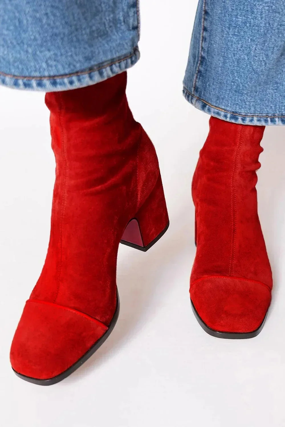 Detailansicht der Damen Winter Stiefelette: stabiler Blockabsatz & elegante Form im britischen Stil.