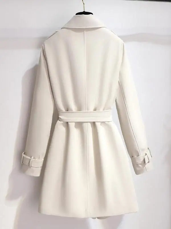Weißer Damen Übergangsmantel: Eleganter Windbreaker, tailliert. Perfekt für kühle Frühlingstage & Herbstwetter.