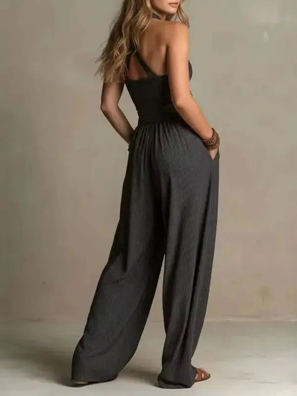 Modischer Damen Jumpsuit mit Kreuz Halter Rücken und seitlichen Cut-Outs. Perfekt für festliche Anlässe.
