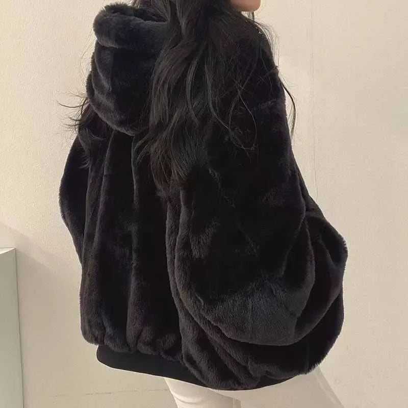 Stilvoller Damen Winterparka mit Kapuze in Schwarz, Beige oder Grau. Warme, bequeme Frauen Winterjacke.