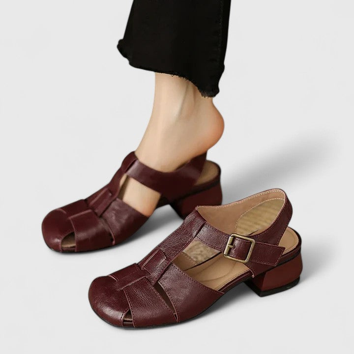 Nahaufnahme der Damen Sandalen: bequemer Blockabsatz & detailreiche Schnallenriemen.