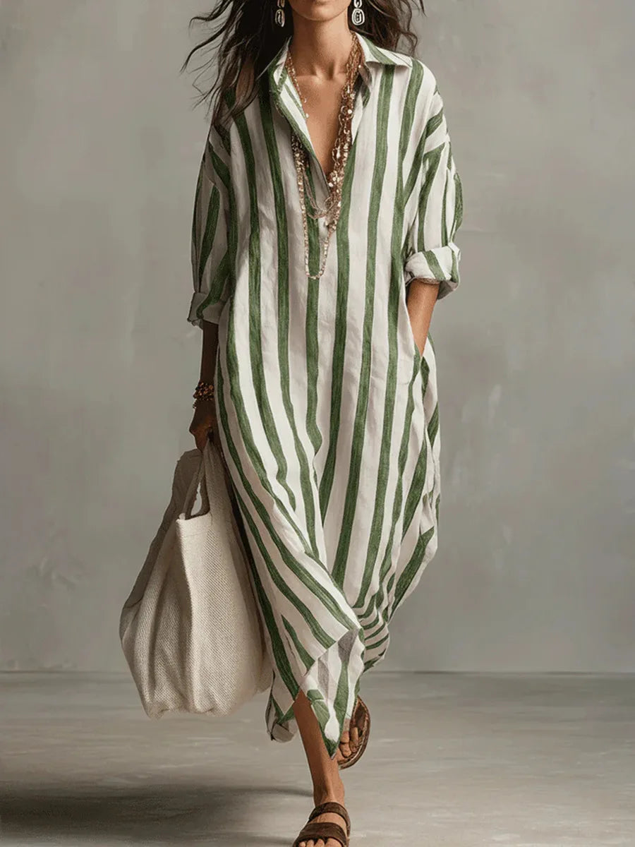 Modernes Damen Streifenkleid mit V-Ausschnitt und Dreiviertelarm. Lässiges Sommerkleid in lockerer Passform.
