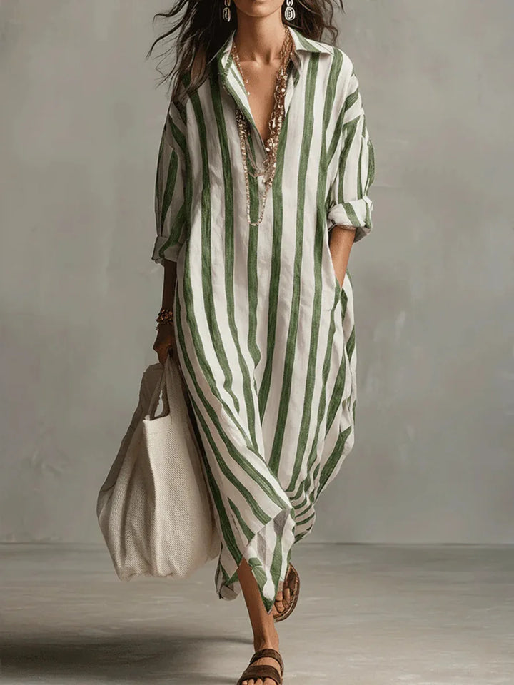 Modernes Damen Streifenkleid mit V-Ausschnitt und Dreiviertelarm. Lässiges Sommerkleid in lockerer Passform.