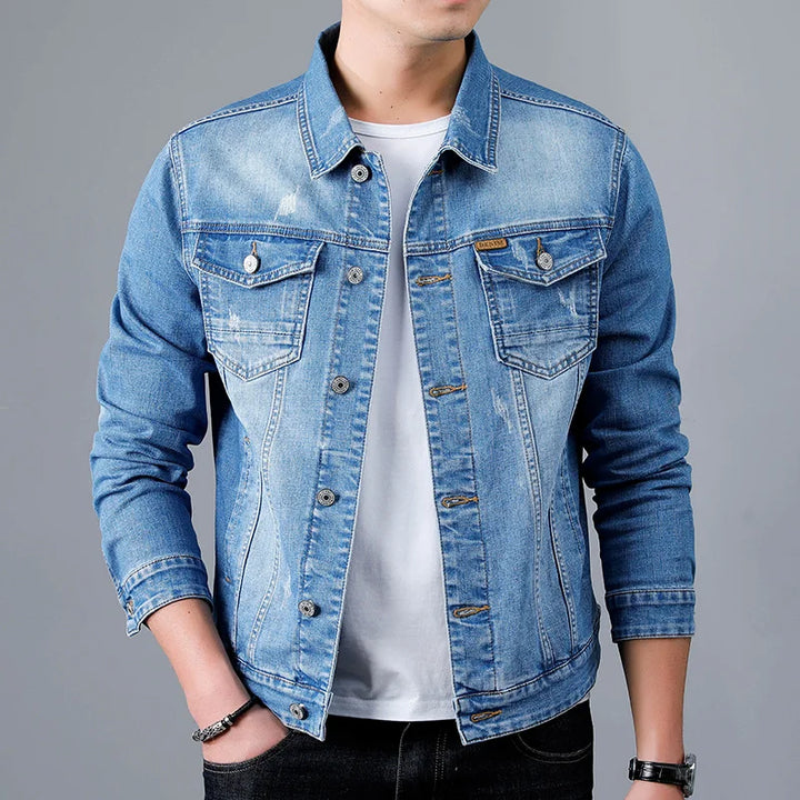 Vielseitige Herren Jeansjacke mit Langarm, ideal als Übergangsjacke für lässige Outfits.