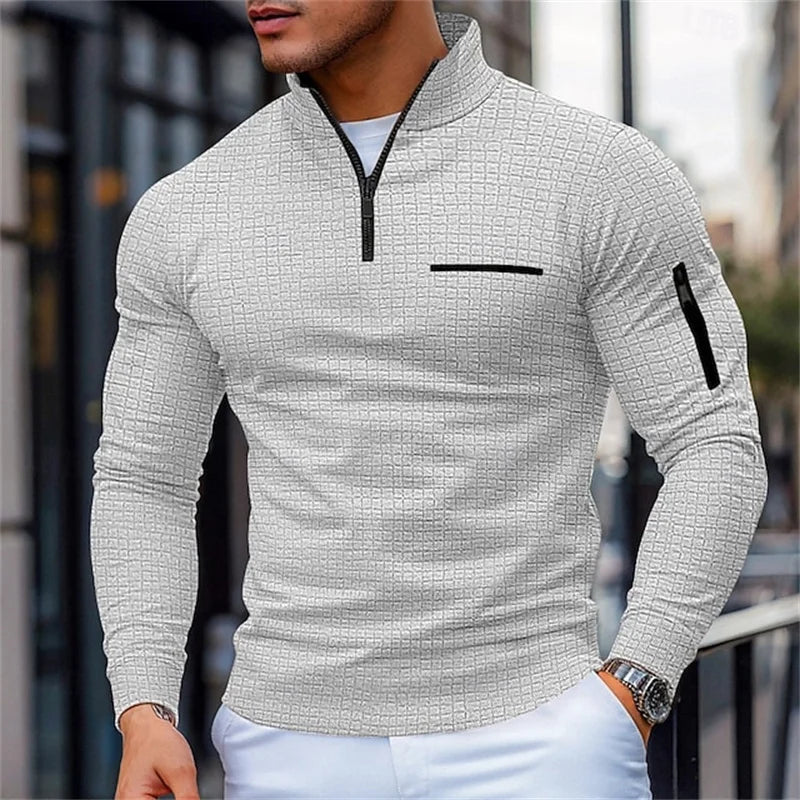 Strukturierter Herrenpullover mit weichem Stehkragen und Viertelreissverschluss. Moderner Look für den Alltag.