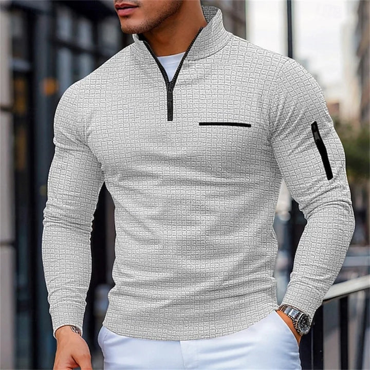 Strukturierter Herrenpullover mit weichem Stehkragen und Viertelreissverschluss. Moderner Look für den Alltag.