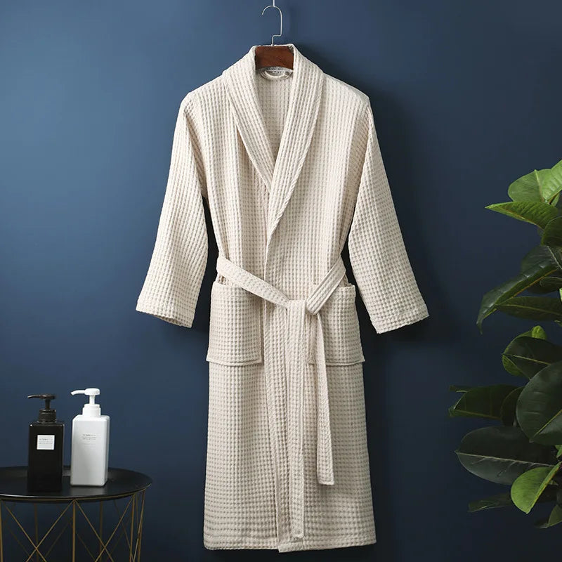 Weicher Baumwoll-Bademantel für Damen & Herren. Ideal für Wellness, Sauna & gemütliche Hausbekleidung.