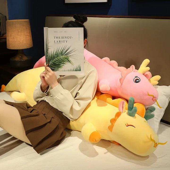 Großes Drachen Plüschkissen (100cm), perfekt als bequemes Schlafkissen und dekoratives Kuscheltier.