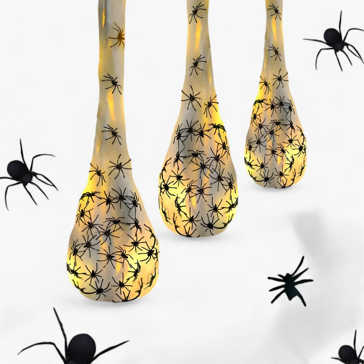 Gruselige Halloween Spinnennetz-Ei-Hängedeko mit integriertem Licht. Saisonaler Blickfang für jede Gruselparty.