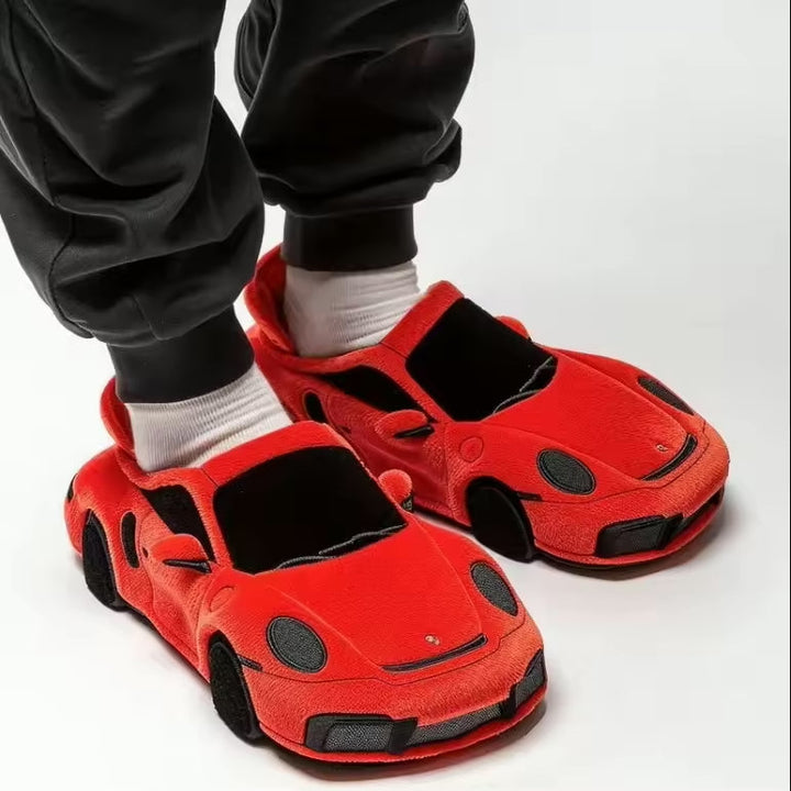 Ein Paar Herren Winterhausschuhe mit stilvollem Auto-Design, eine tolle Geschenkidee für Autofans.