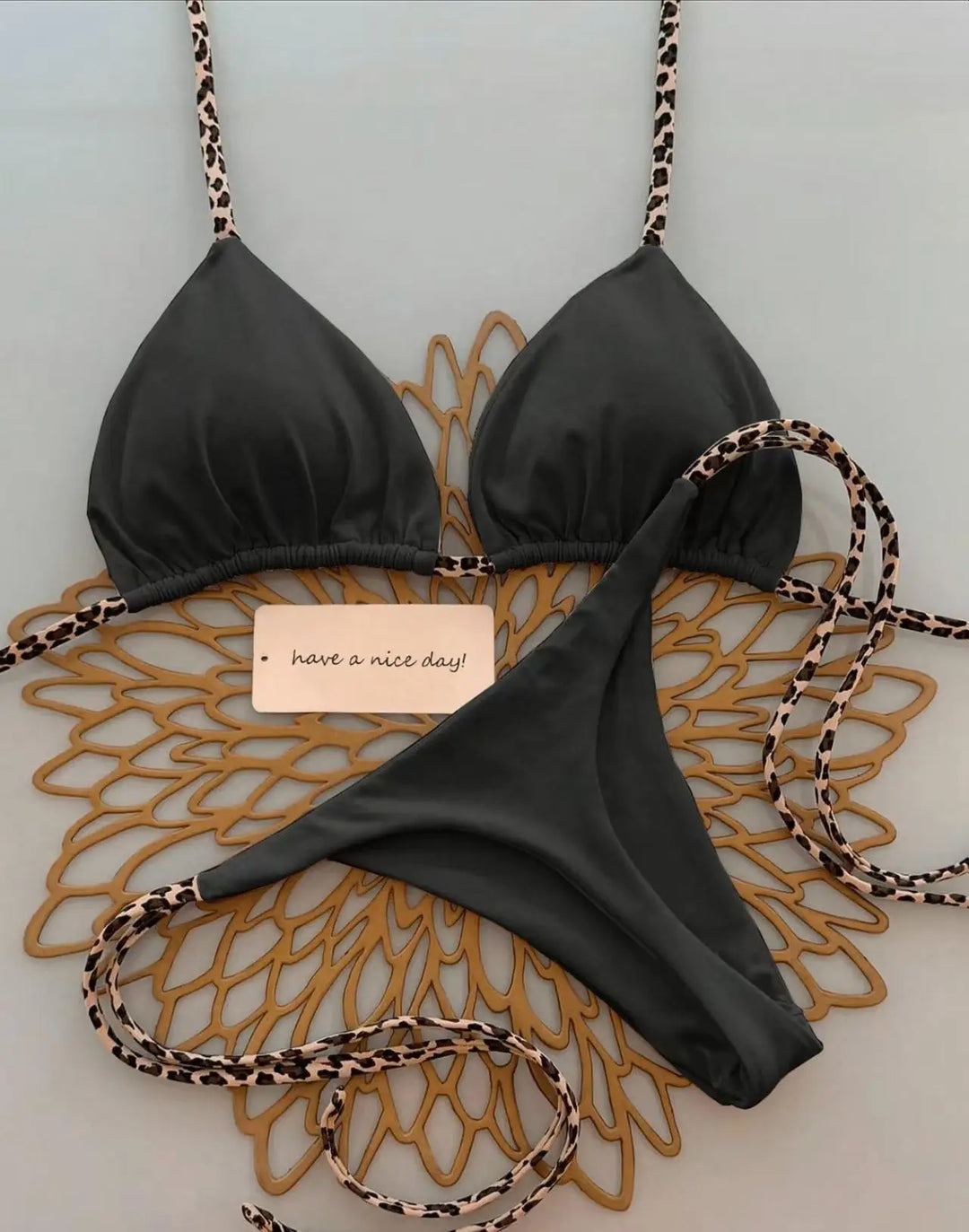 Damen Bikini-Set Leopardenmuster Tanga für Strand und Pool. Bademode für den Sommerurlaub.