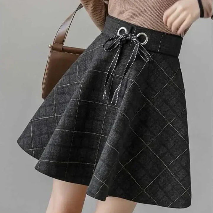 Kurzer Damen Karorock High-Waist, mit elegantem grau-schwarz Karomuster und komfortablem Elastikbund.