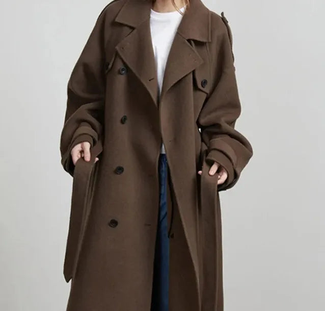 Modischer, langer Damen Wintermantel im Britischen Stil. Eleganter Überzieher für Frauen, zeitlos & komfortabel.